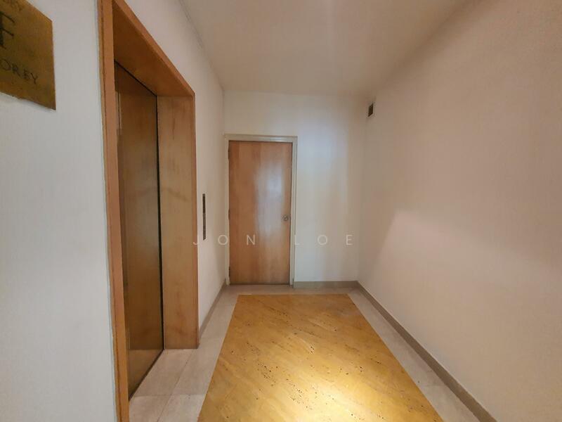 Private lift landing hall