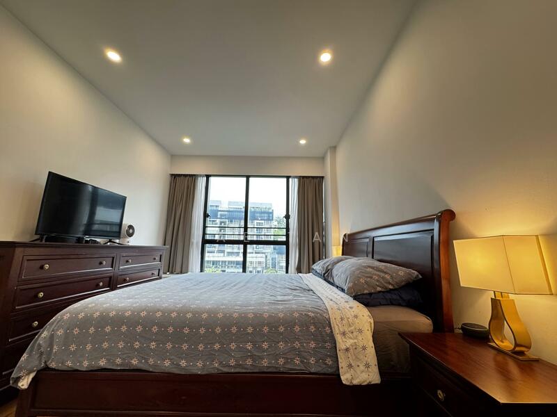 Master Bedroom (lower)