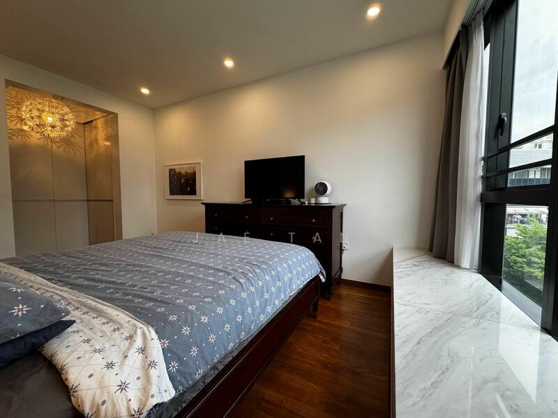 Master Bedroom (lower)