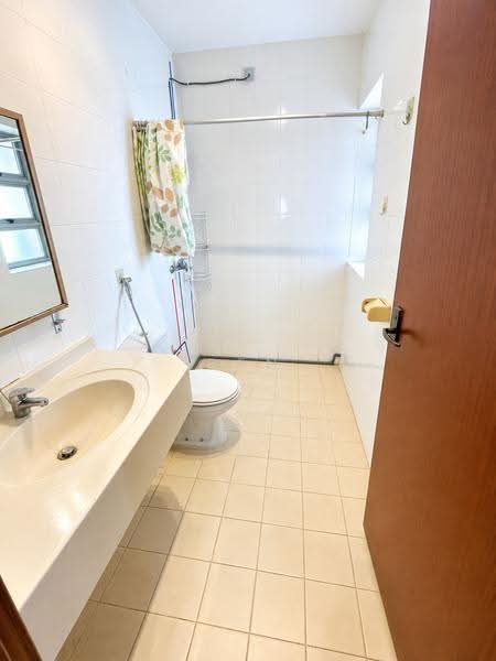 270A Sengkang Central, 270A Sengkang Central, Hougang / Punggol / Sengkang, 2 Bedrooms, 1,001 sqft, HDB Flat For Rent, by Ben Toh, 60146291 - Bathroom - PropertyGuru.com.sg