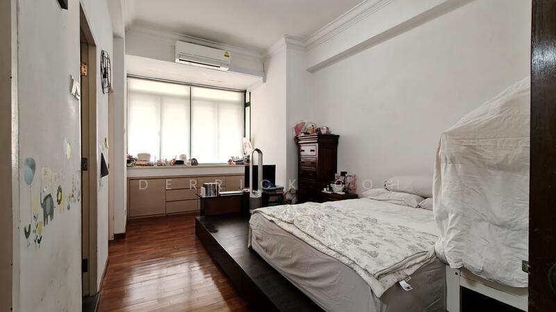 Master Bedroom w Balcony