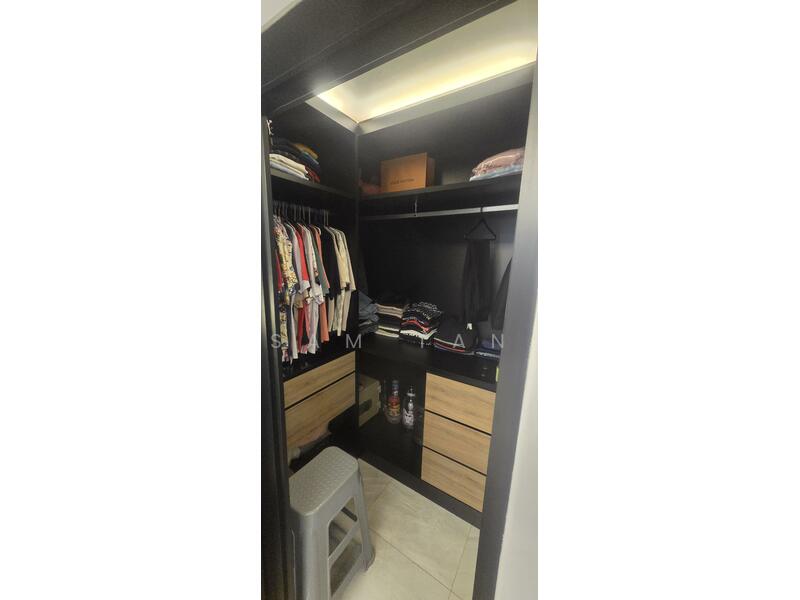 Walk in wardrobe 