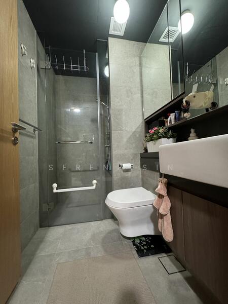 Common Bathroom.