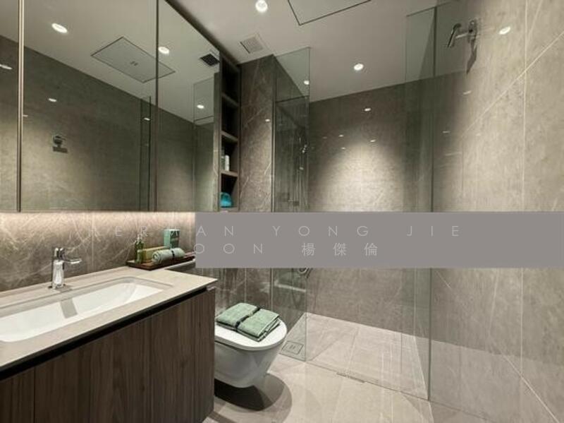 En suite bathroom to 2nd junior master bedroom