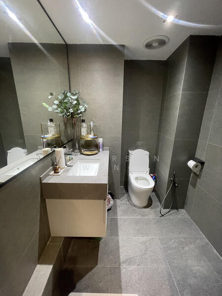 Oxley BizHub, 61 Ubi Road 1, 2,045 sqft, Light Industrial (B1) For Sale, by Anderson Wong, 60147649 - Bathroom - CommercialGuru.com.sg