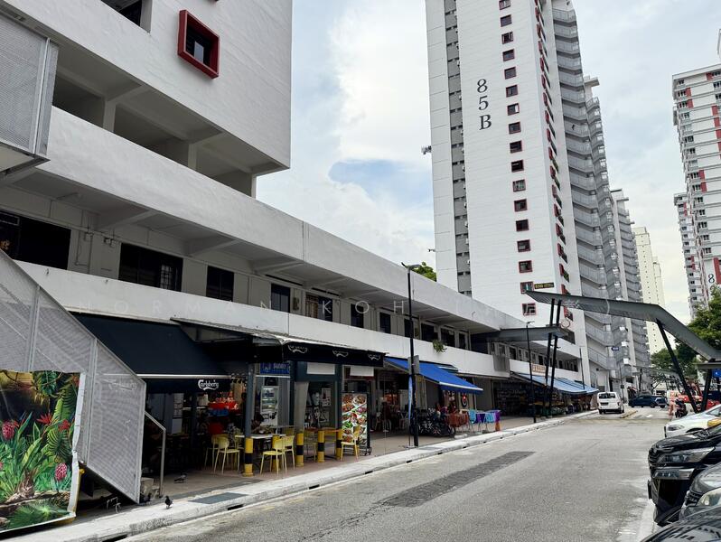 Supermarket, shops & eateries