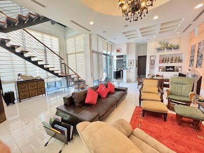 For Sale - Near MRT, Move in Cond, Beautiful 3sty Corner Terrace, Bright , No Spilt Level