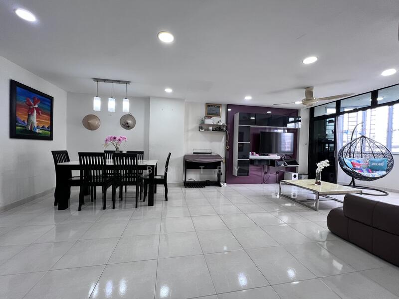 Spacious living and dining area