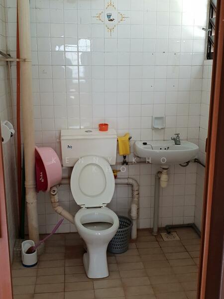 635 Veerasamy Road, 635 Veerasamy Road, Farrer Park / Serangoon Rd, 2 Bedrooms, 775 sqft, HDB Flat For Rent, by Kenny Kho, 60149174 - Bathroom - PropertyGuru.com.sg
