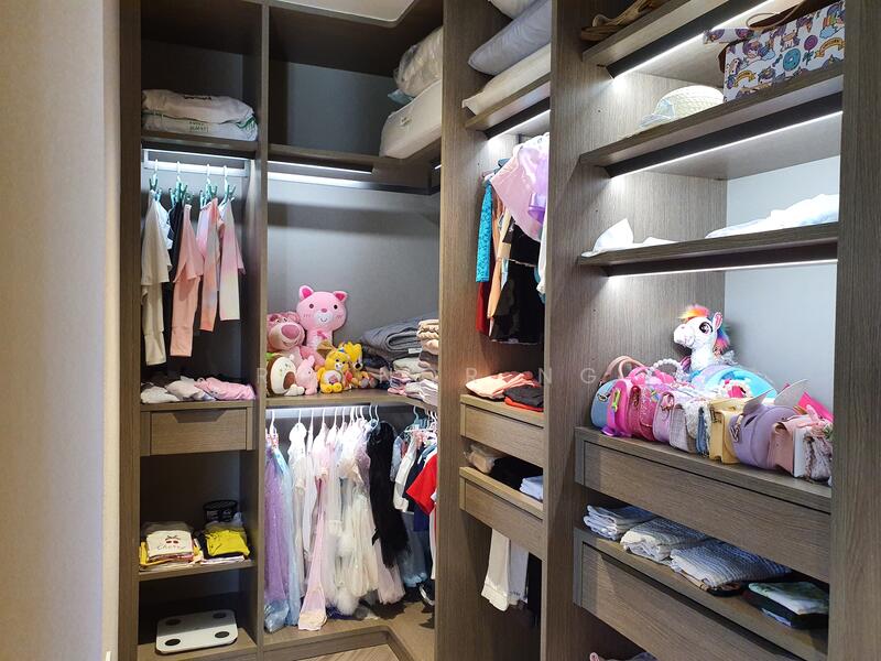 walk in wardrobe 
