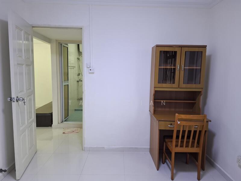 1st commin bedroom w study table and chair