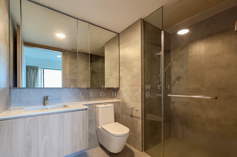 AI Decluttered Master Bathroom