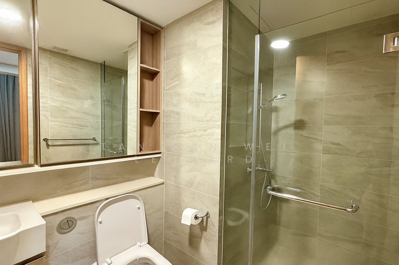 AI Decluttered Common Bathroom
