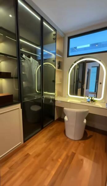 Walk-In Wardrobe