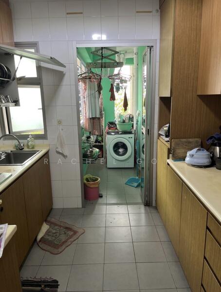 Kitchen & Service Yard