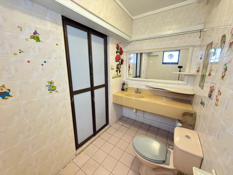 Master Bedroom Toilet