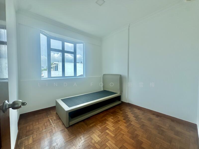 Common room (fits queen bed)