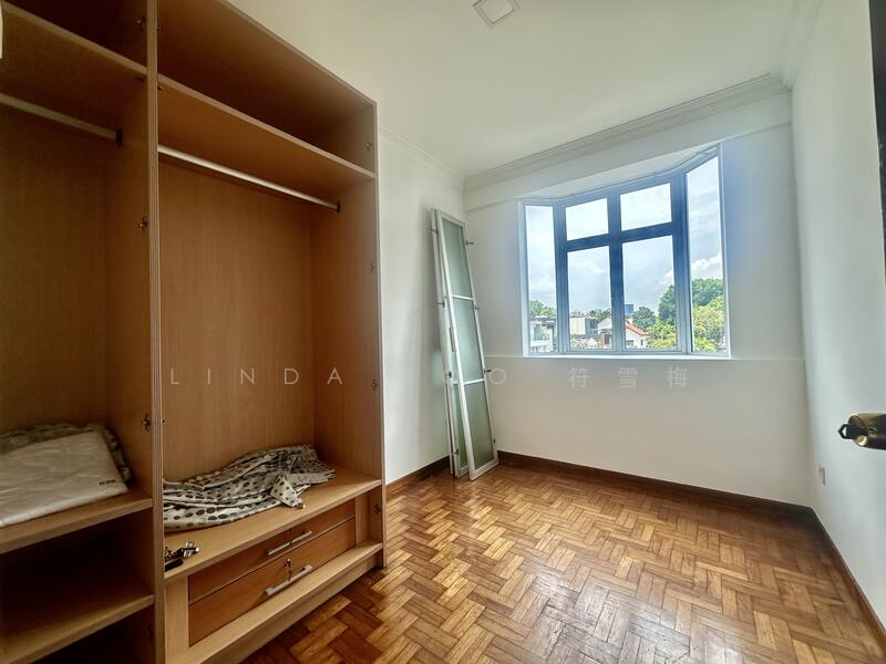 Common room (fits queen bed)