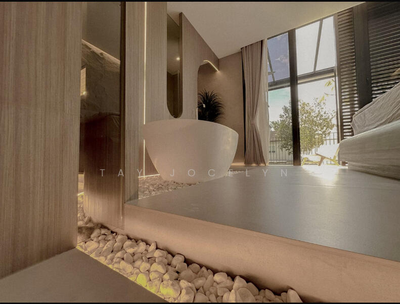Master bed room with balcony 