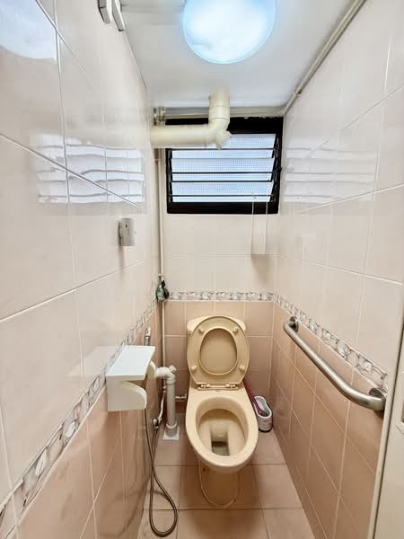 4 Bedok South Avenue 1, 4 Bedok South Avenue 1, 2 Bedrooms, 700 sqft, HDB Flat For Sale, by Lucas Gooi, 60152671 - Bathroom - PropertyGuru.com.sg