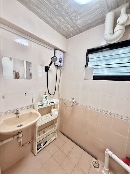 4 Bedok South Avenue 1, 4 Bedok South Avenue 1, 2 Bedrooms, 700 sqft, HDB Flat For Sale, by Lucas Gooi, 60152671 - Bathroom - PropertyGuru.com.sg