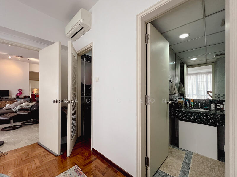 Walk-in Closet