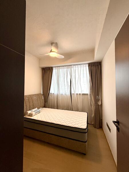 Common room come with queen bed 