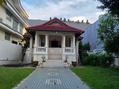 For Sale - Original House in Kovan! 5 min walk to MRT! Only 15XX PSF!