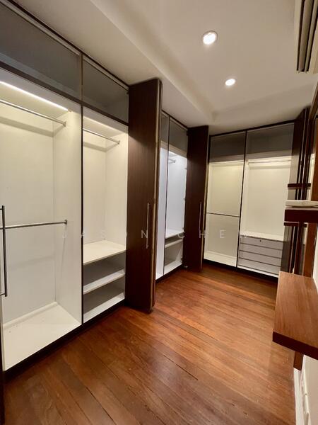 Walk-in Wardrobe 