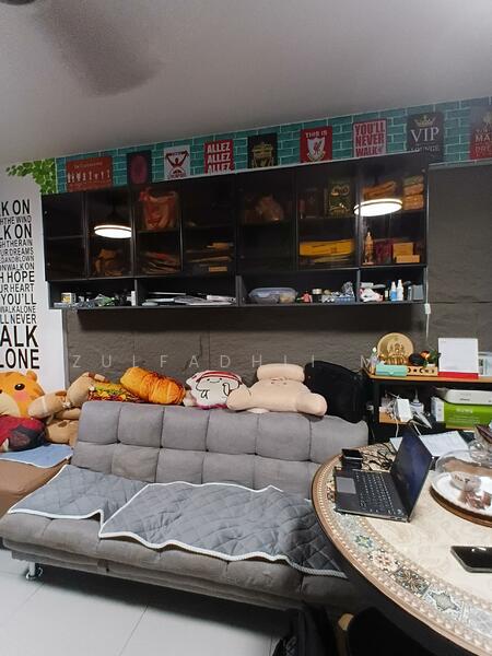 Living area able to put L-shape 5 seater sofa