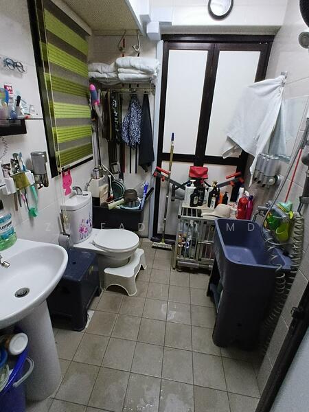 Toilet in original condition from HDB