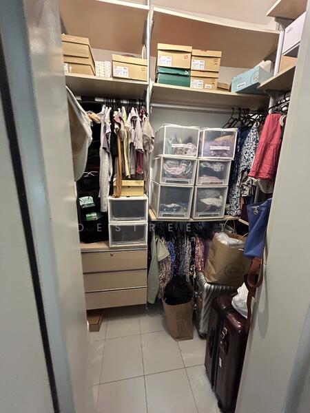 Home shelter (walk-in wardrobe)