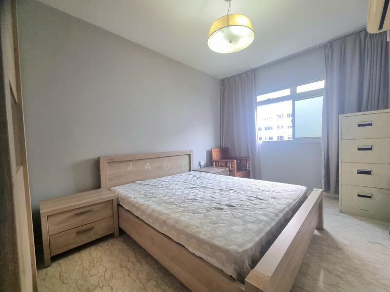 Bedroom fit King/Queen bed,ample storage