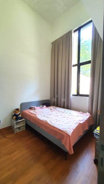 Good sized bedroom with extra high ceiling!