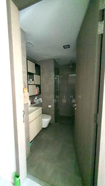 Fully fitted attached bathroom in bedroom