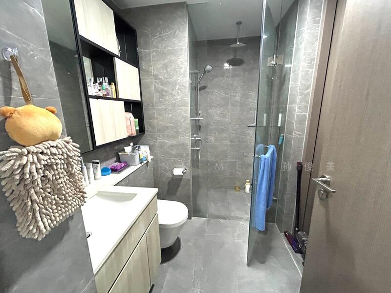 Fully fitted attached bathroom in bedroom
