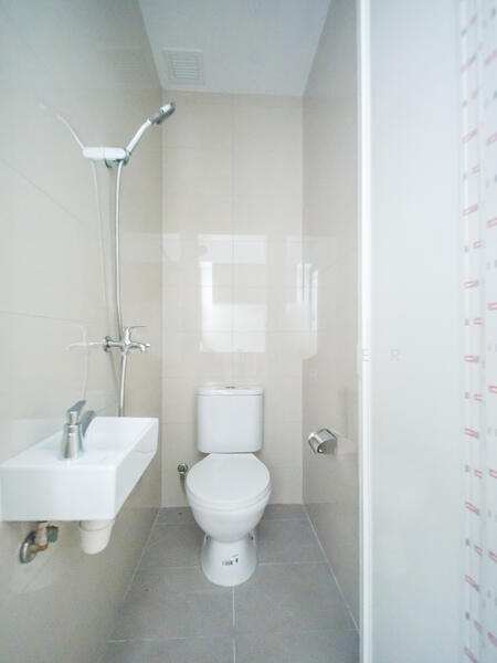 Kitchen's Bathroom/WC (3 of 3)