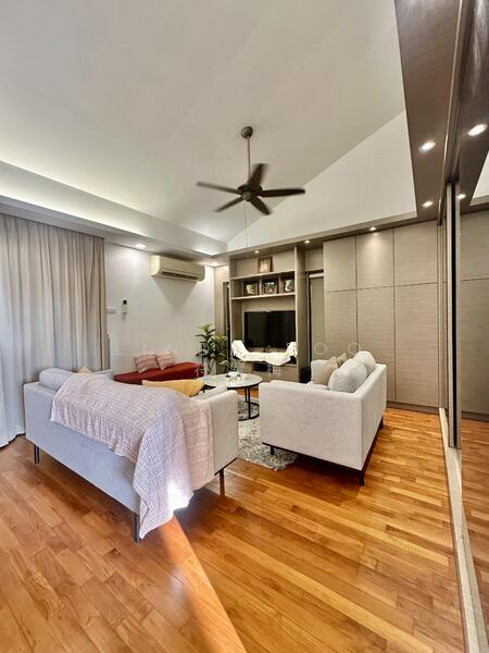 Entire level family room (->4th bedroom)