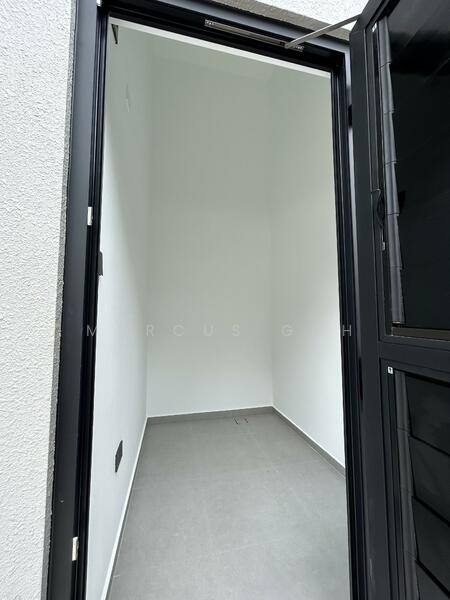 Utility room with bathroom at the side 