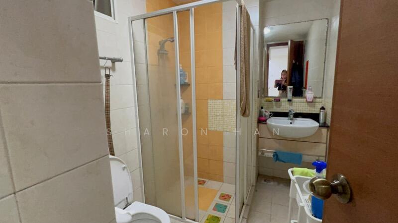 common bath with windows