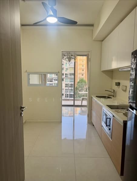 Sea Esta, 20 Pasir Ris Link, 3 Bedrooms, 1,206 sqft, Condominium For Sale, by Selina Sun, 60157413 - Studio living room/small bed room - PropertyGuru.com.sg