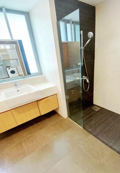 The Interweave Condominium For Sale at S$ 1,050,000 | PropertyGuru Singapore - Bathroom