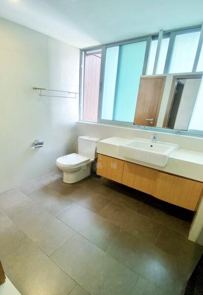 The Interweave Condominium For Sale at S$ 1,050,000 | PropertyGuru Singapore - Bathroom