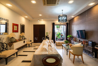 For Sale - Locale ! 5mins Siglap V ! 2.5 Stry ! Provision for Lift