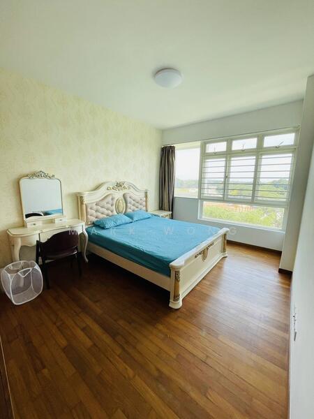 MR1 - Master bedroom with king bed