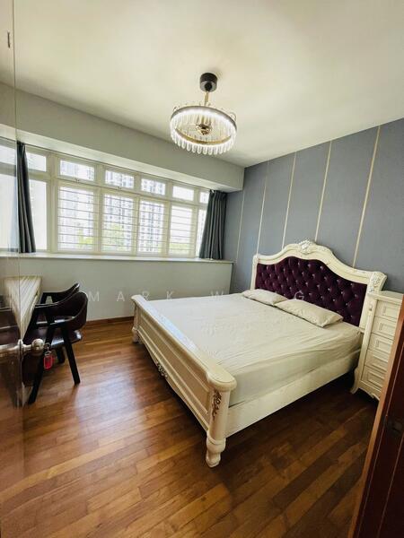 CR1 - Large common room with king bed 