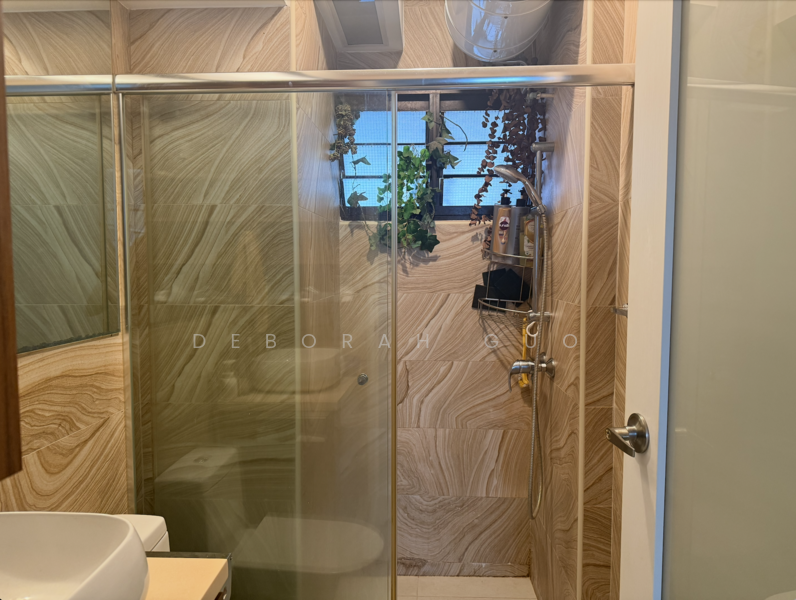Common bathroom (shared with 1 female)