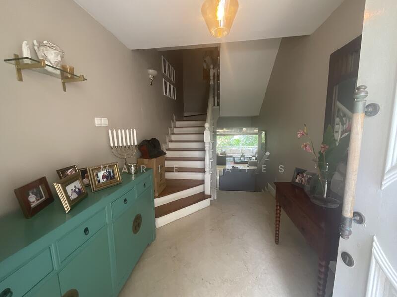 Terrace house with front door lobby