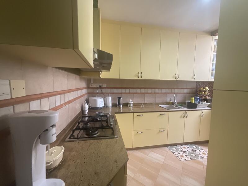 Separate kitchen and helpers room