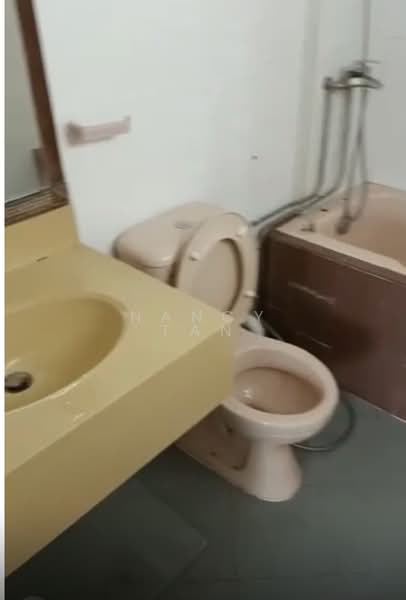 640 Choa Chu Kang Street 64 HDB Flat For Sale at S$ 638,000 | PropertyGuru Singapore - Bathroom